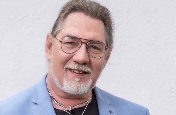 Autor Michael Wissussek stellt sein Buch "Seitenblicke der Demenz im Landratsamt Zollernalbkreis vor. @Wissussek Ein Mann - Michael Wissussek