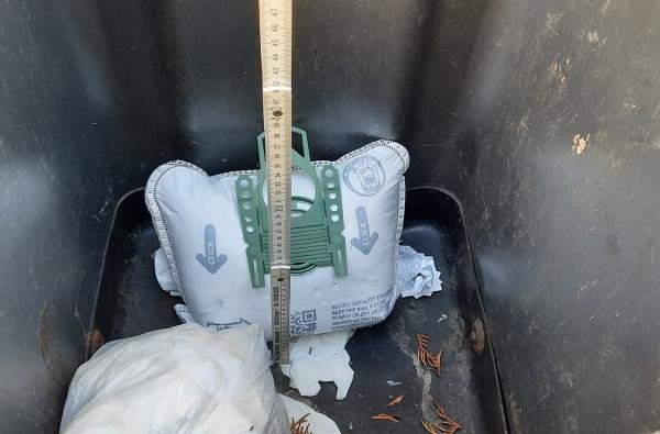 Genauer Blick in die Tonne: Der Restmüll im Zollernalbkreis wird analysiert. ©Landratsamt Zollernalbkreis Blick in einer Restmülltonne.