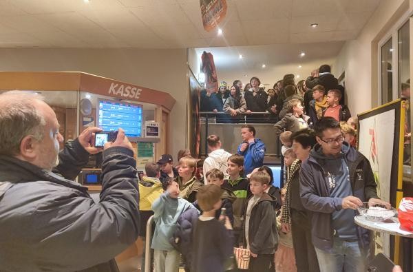 Volles Kino: Zahlreiche Besucher kamen zu den Vorführungen des Films "Kick it like Beckhame" nach Hechingen und Albstadt im Rahmen der Antirassismuswochen. ©Landratsamt Zollernalbkreis Viele Menschen stehen in einem Kino