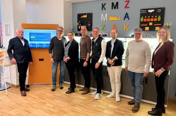 Starke Partner der Bildungsinitiative MINT-Region (von links): Karl Wolf, früherer Schuldezernent im Landratsamt Zollernalbkreis, Helmut Posselt, Naturwissenschaftlich-technischer Stützpunkt Albstadt, Nadine Gotthold, VHS Burladingen, Christoph Abt, Kreismedienzentrum Zollernalbkreis, Daniel Spitzbarth, Technologiewerkstatt Albstadt, Patrick Zeisl, Stadtbücherei Albstadt, Heiko Käppel, Phlipp-Matthäus-Hahn Schule Balingen und Tanja Wachter, Stadtbücherei Albstadt. ©Landratsamt Zollernalbkreis Mehrere Frauen und Männer stehen zusammen in einem Raum - die Partner der MINT-Region