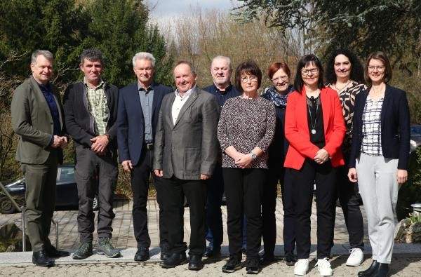 Landrat Günther-Martin Pauli (ganz links) ehrte gemeinsam mit Dezernats- und Personalamtsleiterin Cornelia Staab (Vierte von rechts) und Personalratsvorsitzende Sarah Hettich (ganz rechts) die verdienten Mitarbeitenden © Landratsamt Zollernalbkreis Eine Gruppe von fünf Männer und fünf Frauen steht draußen