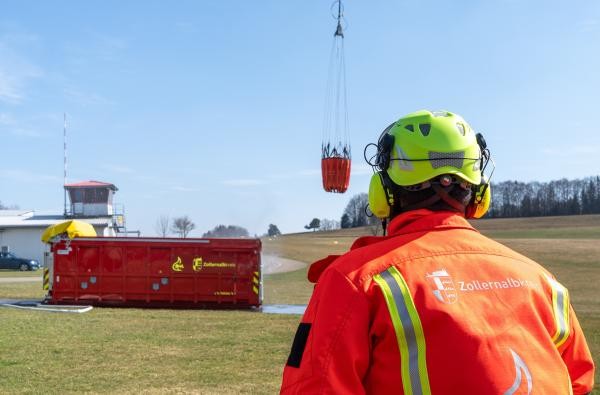 Auf dem Löschwasserbehälter des Zollernalbkreises wird Wasser entnommen © Markus Voelter Photography http://photo.voelter.de