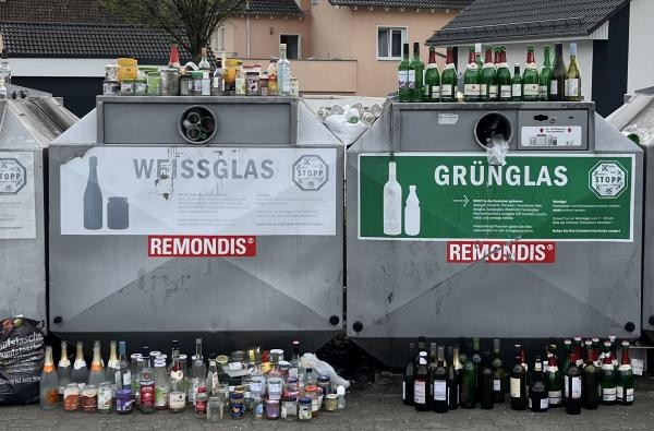 Rund um diese vollen Containern sammeln sich bereits Flaschen © Landratsamt Zollernalbkreis Altglascontainer sind voll