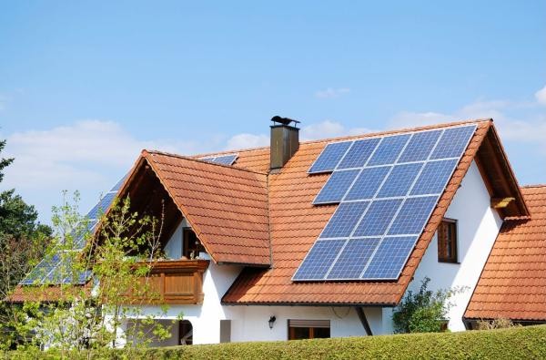 Auf immer mehr Gebäuden findet sich Photovoltaik. Wie Solarstrom sinnvoll genutzt werden kann und welche Möglichkeiten sich ergeben, zeigt die Energieagentur Zollernalb während der PV-Woche. ©Landratsamt Zollernalbkreis Ein Haus mit Photovoltaik auf dem Dach.