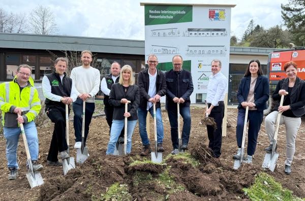 Es kann losgehen - Beim Spatenstich von links: Alexander Kapla (Fachbauleiter Tiefbau Fa. Stotz), Jan Heinzelmann (Bauleiter Fa. Storz Generalunternehmen), Konrektor Simon Flügel, Philipp Storz (Inhaber Fa. Storz), Catharina Pawlowskij (Dezernentin für Kreisimmobilien), Schulleiter Jörg Schmid (Rossentalschule), Michael Sieber (Ingenieurbüro Sieber), Landrat Günther-Martin Pauli Pauli, Christine Moritz (Amt Kreisimmobilien), Cornelia Staab (Dezernentin der Hauptverwaltung) © Landratsamt Zollernalbkreis 10 Menschen beim Spatenstich vor dem Schulgebäude