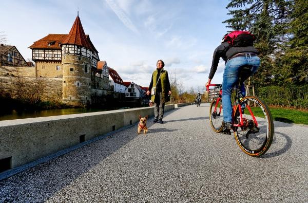 Ein "Stadtradler" in Balingen. Der Zollernalbkreis beteiligt sich im Sommer wieder an der bundesweiten Aktion. ©Landratsamt Zollernalbkreis Ein Fahrradfahrer ist auf einem Weg unterwegs, daneben eine Fußgängerin
