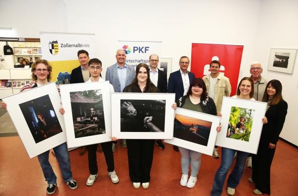 Die Preisträgerinnen und Preisträger des Kunst- und Kulturpreises Zollernalbkreis (vorne, von links) Lukas Schlagenhauf, Mohammad Altarmazawi, Chantal Demmer, Rika Kügler und Antje Wurm sowie (hinten, von links) Dr. Uwe Folwarczny, Erster Landesbeamter Matthias Frankenberg, Ralf Setzer (geschäftsführender Gesellschafter PKF Wulf Gruppe Süd), Uwe Baur (stellvertretendes Mitglied des Vorstands der Sparkasse Zollernalb) sowie die Juroren Nino Strauch, Bernhard Jung und Sabrina Stotz. ©Landratsamt Zollernalbkreis Menschen, darunter die Sieger des Kunst- und Kulturpreises, stehen nebeneinander im Kunstmuseum Albstadt.