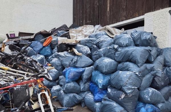 Altkleider, Säcke voll mit Restmüll und haufenweise Kartonagen erschweren derzeit die Sperrmüll-Abholungen. ©Landratsamt Zollernalbkreis Sperrmüll, außerdem viele volle Müllsäcke