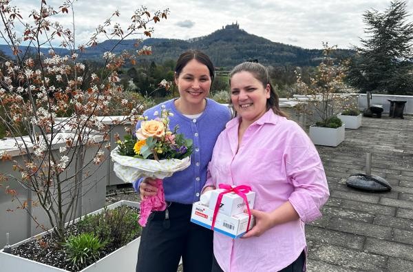 Melanie Höss von der Kommunalen Gesundheitskonferenz (links) mit der neuen Hebamme Besjana Meta. ©Landratsamt Zollernalbkreis Zwei Frauen, Melanie Höss von der Kommunalen Gesundheitskonferenz (links) mit der neuen Hebamme Besjana Meta.