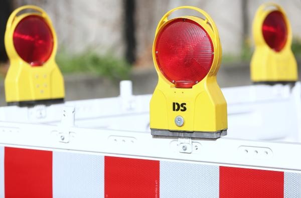 Eine Straßenabsperrung. Die Kreisstraße zwischen dem Balinger Wiohngebiet Schmiden und dem Ortsteil Engstlatt wird erneuert. ©Landratsamt Zollernalbkreis Eine Absperrung an einer Straße