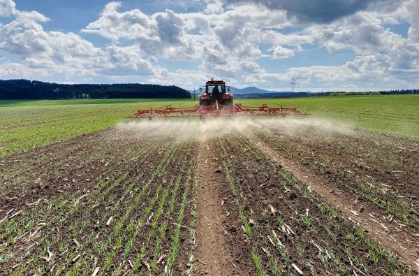 Ein Traktor fährt über ein Feld. Um die aktuelle Situation der Pflanzenbestände geht es bei Felderbegehungen. ©Landratsamt Zollernalbkreis Ein Traktor fährt über ein Feld.