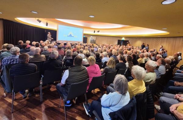 Volles Haus im Kleinen Saal der Balinger Stadthalle: Zahlreiche Interessierte kamen zum Photovoltaik-Vortrag. ©Landratsamt Zollernalbkreis Viele Menschen sitzen in einem Saal und hören bei einem Vortrag zu.