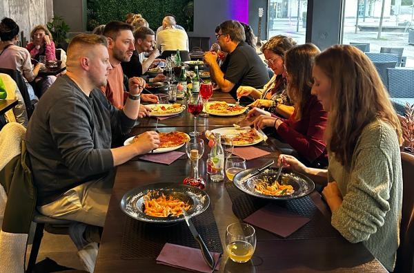 Die Studierenden tauschen sich beim gemeinsamen Abendessen aus © Landratsamt Zollernalbkreis Studierende sitzen an einem Tisch in einem italienischen Restaurant und essen gemeinsam