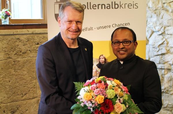 Landrat Günther-Martin Pauli (links) mit Pfarrer Jean Jose Joseph Rose Mary, der beim Neubürgerempfang über seinen Lebensweg sprach sowie darüber, wie Deutschland und der Zollernalbkreis ihm Heimat wurden. ©Landratsamt Zollernalbkreis Zwei Männer - Landrat Günther-Martin Pauli und Pfarrer Jean Jose Joseph Rose Mary