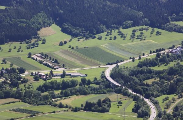 Die Bundesstraße 463 nahe Dürrwangen - entlang der Strecke stehen unter anderem mit dem Neubau der Brücke über die Eyach entscheidende Straßenbauprojekte an. ©Landratsamt Zollernalbkreis Blick aus der Luft auf eine Bundesstraße.