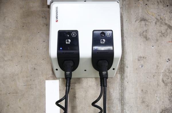 Gefördert werden kann die Anschaffung solcher "Wallboxen" © Landratsamt Zollernalbkreis An einer Wand ist eine Ladestation für Elektro-Autos angebracht