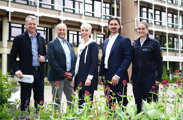 Gemeinsam stark für die Kriminalprävention (von links): Landrat Günther-Martin Pauli, Ralf Keppler, Sylke Schlude, Sebastian Rösel und Sarah Bizer. ©Landratsamt Zollernalbkreis Drei Männer und zwei Frauen - Landrat Günther-Martin Pauli, Ralf Keppler, Sylke Schlude, Sebastian Rösel und Sarah Bizer.