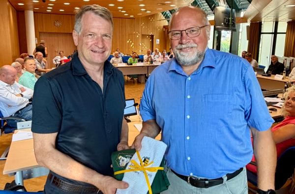 Landrat Günther-Martin Pauli gratuliert Josef Ungermann zur erneuten Bestellung als kommunaler Behindertenbeauftragter im Zollernalbkreis. ©Landratsamt Zollernalbkreis Zwei Männer - Landrat Günther-Martin Pauli und Josef Ungermann.