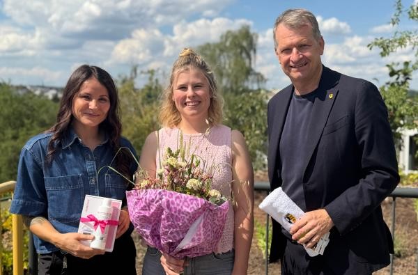 Lina Bade (Mitte) wurde als neue Hebamme von Landrat Günther-Martin Pauli und Melanie Franke willkommen geheißen. ©Landratsamt Zollernalbkreis Zwei Frauen und ein Mann - Lina Bade, Landrat Günther-Martin Pauli und Melanie Franke
