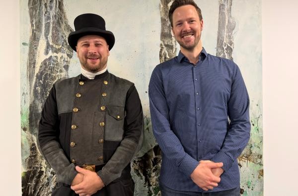 Enrico Möller (rechts) vom Landratsamt hat David Kaminski erneut zum bevollmächtigten Bezirksschornsteinfeger für den Kehrbezirk Nr. 11 bestellt ® Landratsamt Zollernalbkreis