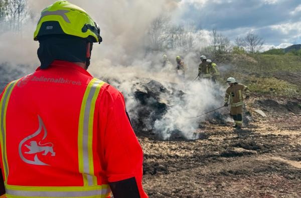 Herausforderung Vegetationsbrand: Ziel des Forschungsprojekt LUITA ist es, dass Einsatzkräfte schneller handlungsfähig sind und das Feuer wirksamer bekämpfen können. ©Landratsamt Zollernalbkreis Feuerwehrleute bei einem Vegetationsbrand.