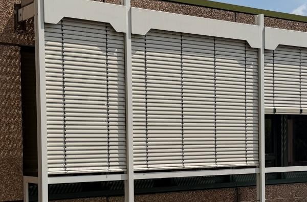 Jalousien können vor Hitze schützen © Landratsamt Zollernalbkreis Jalousien vor einem Fenster