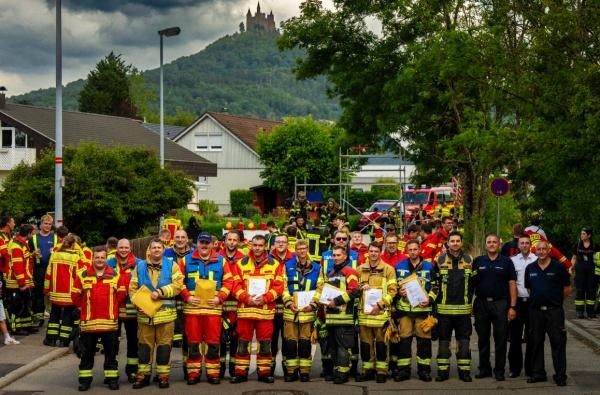 Zahlreiche Feuerwehrleute aus dem Zollernalbkreis und der Nachbarschaft haben erfolgreich Leistungsabzeichen abgelegt. ©Landratsamt Zollernalbkreis Viele Feuerwehrleute stehen nebeneinander auf einer Straße.