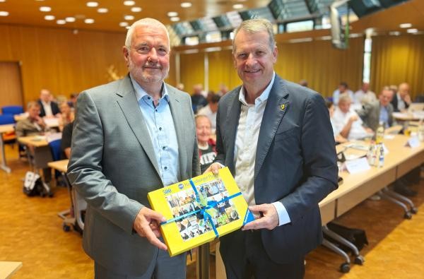 Zum Abschied unter anderem ein Puzzle: Dr. Gerhard Hinger (links), Vorsitzender Geschäftsführer des Zollernalb Klinikums, ist in der Sitzung des Kreistags von Landrat Günther-Martin Pauli verabschiedet worden. ©Landratsamt Zollernalbkreis Zwei Männer - Dr. Gerhard Hinger und Landrat Günther-Martin Pauli.