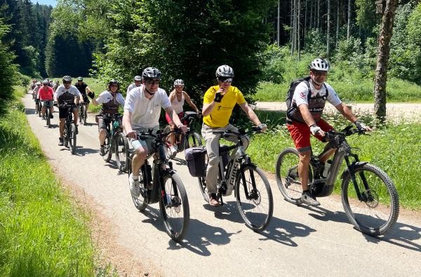 Start für eine Rekordauflage: Beim Auftakt der STADTRADELN-Aktion fährt Landrat Günther-Martin Pauli bei der "Tour de Burladingen" vorneweg. Gemeinsam erradelten die Teilnehmenden im Zollernalbkreis 694.699 Kilometer - eine neue Bestmarke. ©Landratsamt Zollernalbkreis Mehrere Radfahrer sind auf einem Weg im Wald unterwegs.