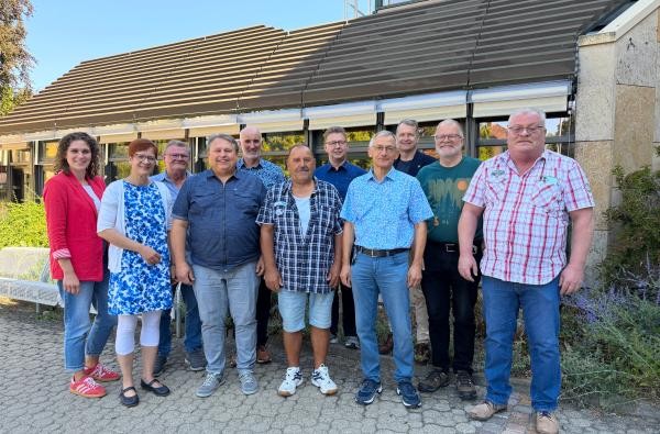 Landrat Günther-Martin Pauli (Dritter von rechts) ehrte gemeinsam mit Personaldezernentin Cornelia Staab (Zweite von links) und stellvertretender Personalratsvorsitzenden Laura Levai (ganz links) die verdienten Mitarbeiter © Landratsamt Zollernalbkreis Eine Gruppe aus Mitarbeiterinnen und Mitarbeiter des Landratsamtes steht vor dem Landratsamt