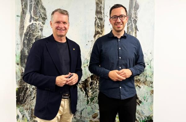 Landrat Pauli (links) zusammen mit dem neuen Bundestagsabgeordneten Christoph Naser © Landratsamt Zollernalbkreis Zwei Männer stehen vor einem Gemälde