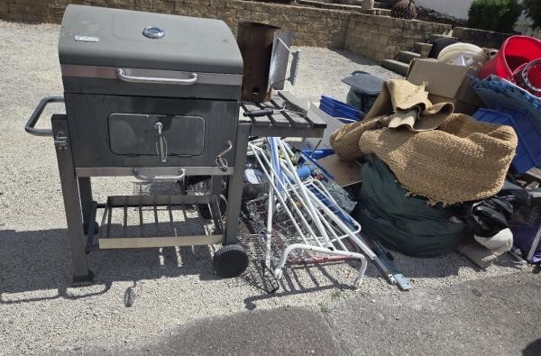 Sperrmüll liegt zur Abholung bereit. Wenn nicht das Entsorgungsunternehmen, sondern fremde Personen davon etwas mitnehmen, handelt es sich um Diebstahl. ©Landratsamt Zollernalbkreis Sperrmüll liegt an der Straße.