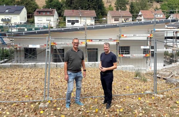 Schulleiter Jörg Schmid (links) und Landrat Günther-Martin Pauli begutachten den Baufortschritt an der Rossentalschule © Landratsamt Zollernalbkreis Zwei Männer stehen vor einem Bauzaun