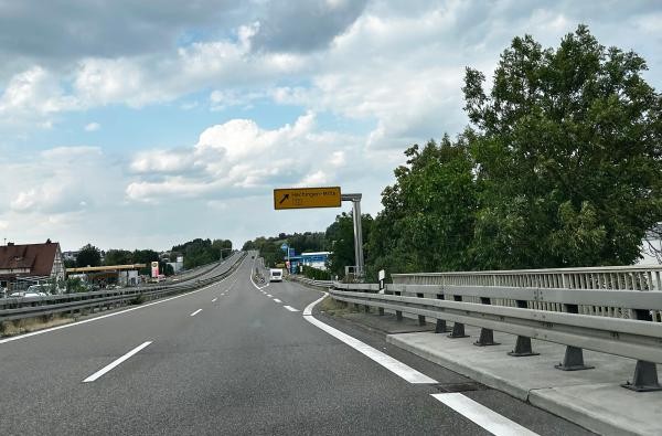 Die Bundesstraße 27 nahe der Ausfahrt Hechingen-Mitte - dort steht der Einbau einer neuen Entwässerungsrinne an. ©Landratsamt Zollernalbkreis Die Bundesstraße 27
