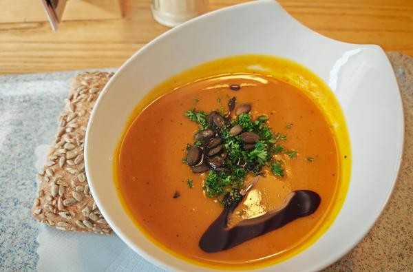 Gemeinsam an der "Langen Tafel" eine Suppe aus regionalen Zutaten genießen kann man am 18. September in Balingen © Landratsamt Zollernalbkreis Ein Teller mit Suppe, links danen liegt ein Vollkornbrötchen mit Sonnenblumenkernen