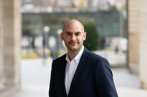 Finanzminister Dr. Danyal Bayaz kommt in den Zollernalbkreis © Ministerium für Finanzen Baden-Württemberg Ein Mann - der baden-württembergische Finanzminister Dr. Danyal Bayaz im Halbportrait