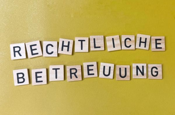 Rechtliche Betreuer übernehmen eine verantwortungsvolle Aufgabe. Ein Seminar vermittelt Grundwissen zu der Tätigkeit. ©Landratsamt Zollernalbkreis Holzbuchstaben formen die Worte: Rechtliche Betreuung