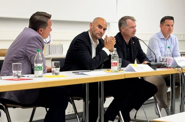 Finanzminister Dr. Danyal Bayaz (2. v. l.) zusammen mit Manuel Hailfinger MdL, Landrat Günther-Martin Pauli und Roman Waizenegger beim Dialog mit Vertretern der Kommunen © Landratsamt Zollernalbkreis 4 Politiker sitzen an einem Tisch beim Austausch mit Vertretern der Kommunen
