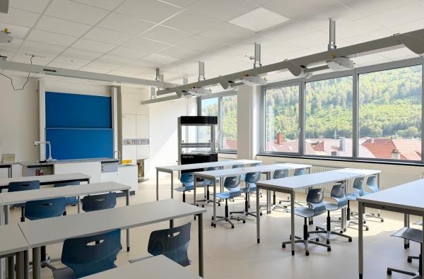 In diesem modernen Unterrichtsraum der Walther-Groz-Schule wird künftig Biologie und Chemie unterrichtet © Landratsamt Zollernakbreis ein moderner Unterrichtsraum für Biologie und Chemie