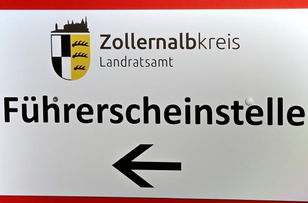 Führerscheinstelle? Hier entlang. Die Behörde erinnert daran, dass viele Führerscheine erneuert werden müssen. ©Landratsamt Zollernalbkreis Ein Schild weist auf die Führerscheinstelle hin.