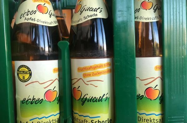 Lecker regional: die ebbes-Guad's-Apfelschorle. Die anhaltende Hitze und die Trockenheit wirken sich auf das besondere Obst-Projekt aus. ©Landratsamt Zollernalbkreis Flaschen mit Apfelschorle in einer Kiste