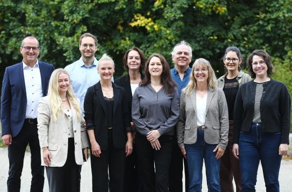 Laden zum Betreuertag nach Bisingen ein: Vertreterinnen und Vertreter der Betreungsvereine Lebenshilfe und SKM Zollern sowie des Landratsamts Zollernalbkreis. Von links: Georg Link, Sozial- und Rechtsdezernent, Janessa Roos (Sozialamt/Netzwerk Demenz), Christoph Foth, Leiter Ordnungsamt, Leonie Stemmer (Betreuungsbehörde), Alexandra Greß (Lebenshilfe), Diana Gehrmann und Erwin Schäfer (SKM Zollern), Claudia Heinemann (Betreuungsbehörde), Annika Eha (Lebenshilfe) und Marie-Theres Jäger-Luippold (SKM Zollern). ©Landratsamt Zollernalbkreis Mehrere Männer und Frauen