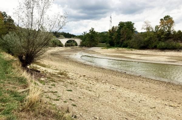 Kaum noch Wasser drin: der Stausee in Schömberg. Das Landratsamt Zollernalbkreis verlängert das Wasserentnahmeverbot bis Ende November 2026. ©Landratsamt Zollernalbkreis Der Stausee in Schömberg