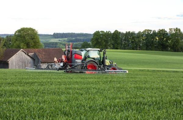 Ein Traktor fährt über ein Feld. Wer Pflanzenschutzmittel in der Landwirtschaft anwendet, muss die Sachkunde nachweisen können. ©Landratsamt Zollernalbkreis Ein Traktor fährt über ein Feld.