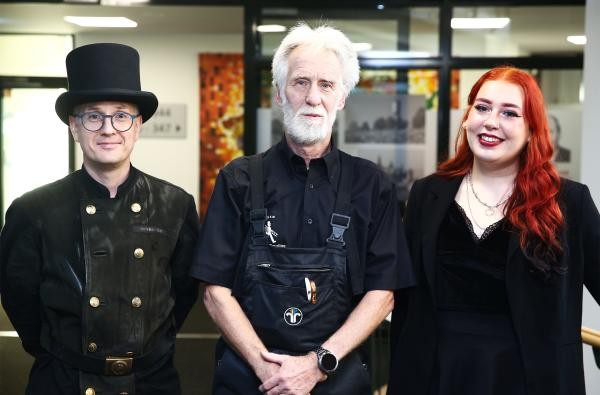 Der neu bestellte Bezirksschornsteinfeger Christian Eith, sein Vorgänger Jürgen Breuling und Linda Koch, Sachgebietsleiterin Immisssionsschutz im Landratsamt Zollernalbkreis. ©Landratsamt Zollernalbkreis Zwei Männer und eine Frau