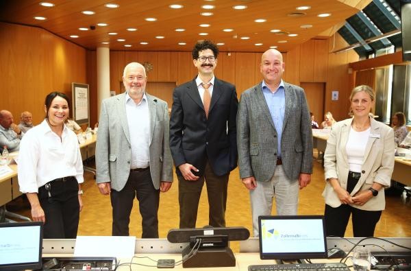 Verabschiedung und Begrüßung in der Kommunalen Gesundheitskonferenz (von links): Melanie Franke (KGK), Dr. Gerhard Hinger, Dr. Markus Benicke, Erster Landesbeamter Matthias Frankenberg und Lisa Wagner, Leiterin der KGK-Geschäftsstelle. ©Landratsamt Zollernalbkreis Zwei Frauen und drei Männer - Melanie Franke und Lisa Wagner, Dr. Gerhard Hinger, Dr. Markus Benicke, Erster Landesbeamter Matthias Frankenberg
