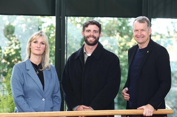 Start im Amt Kreisimmobilien: Amtsleiter Aaron Gulde (Mitte) mit Landrat Günther-Martin Pauli und Dezernentin Catharina Pawlowskij. ©Landratsamt Zollernalbkreis Eine Frau und zwei Männer - Landrat Günther-Martin Pauli, Dezernentin Catharina Pawlowskij und Amtsleiter Aaron Gulde