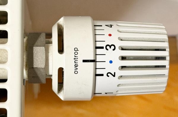 Einfach aufdrehen? Zum Heizstart gibt es einiges zu beachten. Die Energieagentur Zollernalb gibt dazu wertvolle Tipps. ©Landratsamt Zollernalbkreis Ein Thermostat an einem Heizkörper.