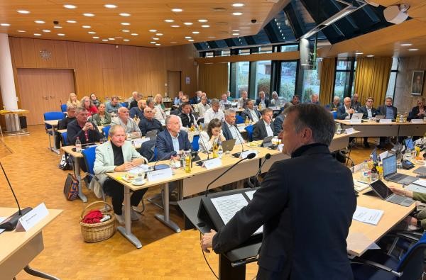 Im Kreistag bringt Landrat Günther-Martin Pauli den Haushaltsentwurf 2027 für den Zollernalbkreis ein. ©Landratsamt Zollernalbkreis Ein Mann spricht vor vielen Menschen in einem Saal.