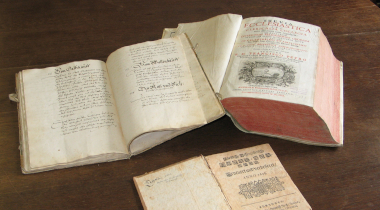 Bild: Blick auf drei alte Bücher auf dem Tisch in der Hohenzollerischen Heimatbücherei